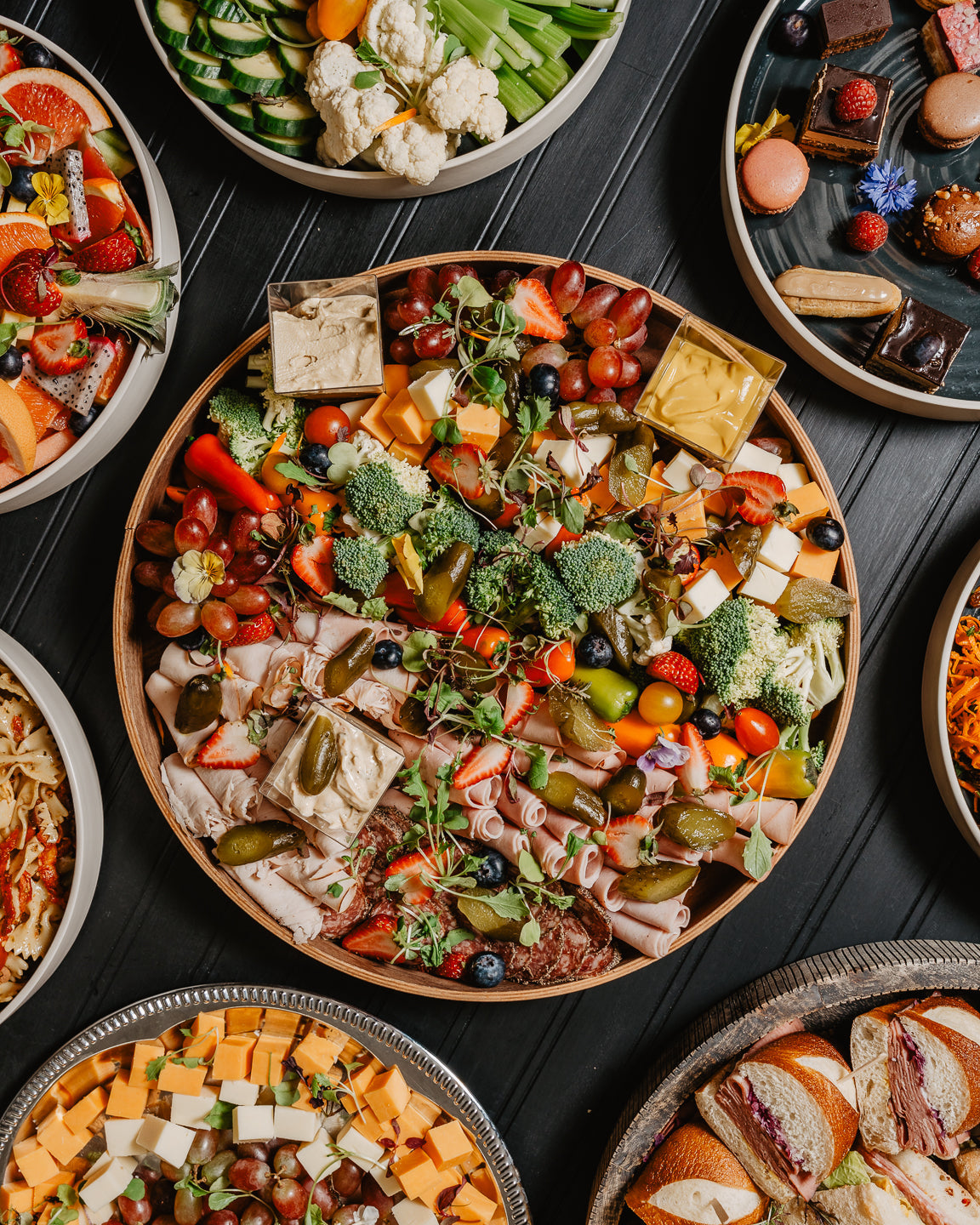 Buffet froid Le Populaire — plateaux de sandwichs et salades