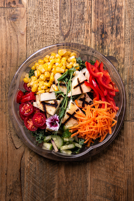 Salade-repas de kale et halloumi — Les 3 Sens Traiteur